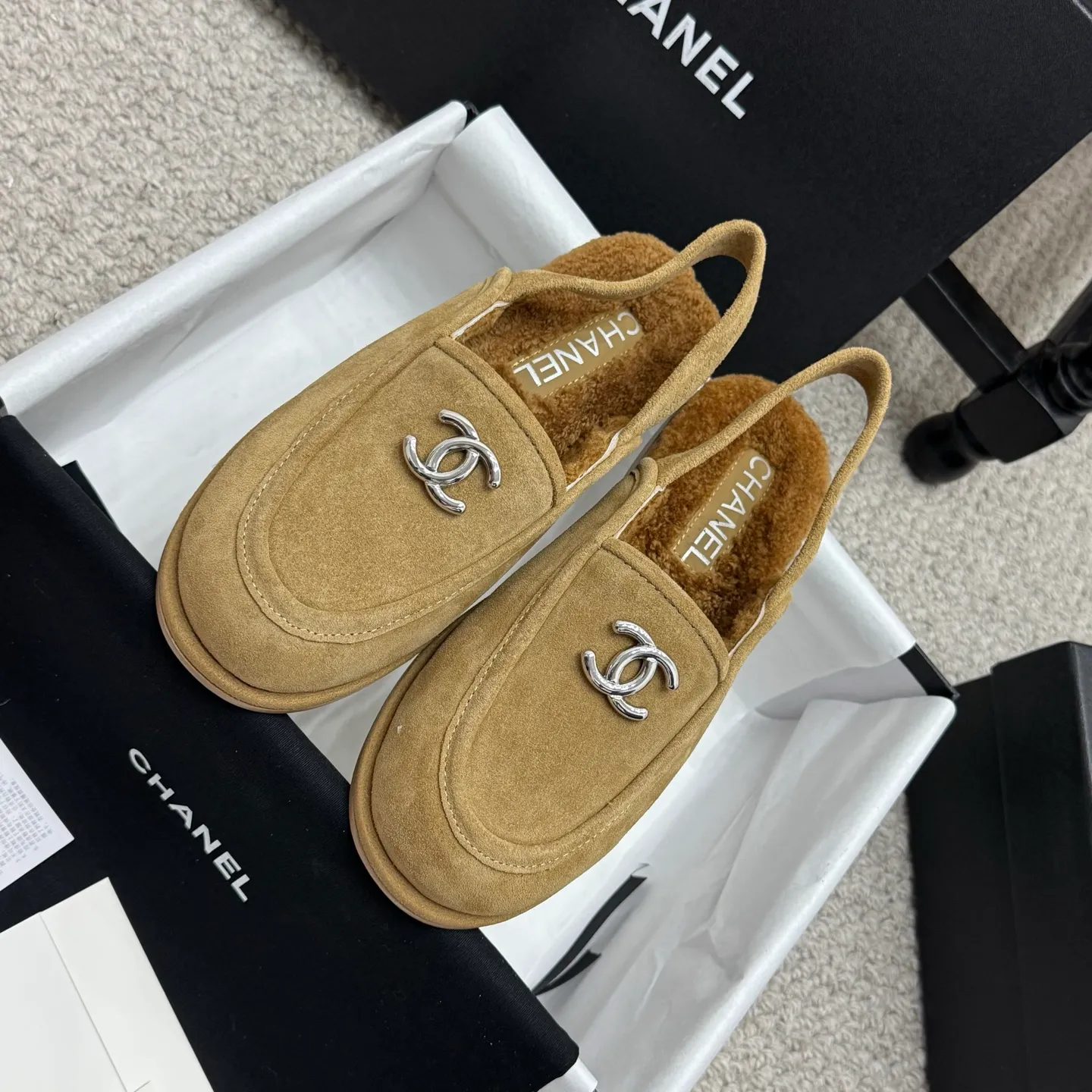👟👟Ex-factory price 600👟👟 Classic model 🇨🇳ChaneL 25K Teddy fur loafers Simple and high-end design, super versatile! Double C logo embellishment! Imported suede has the texture of natural animal leather visible to the naked eye! The top version is stress-free when entering and exiting the cabinet. It has a bookish texture on the feet and feels great on the feet. Versatile item. ✅Upper: Customized imported suede. ✅Inner lining: imported lamb wool. ✅Outsole: imported genuine leather. ✅Size: 35-40. ✅Comes with a full set of packaging.